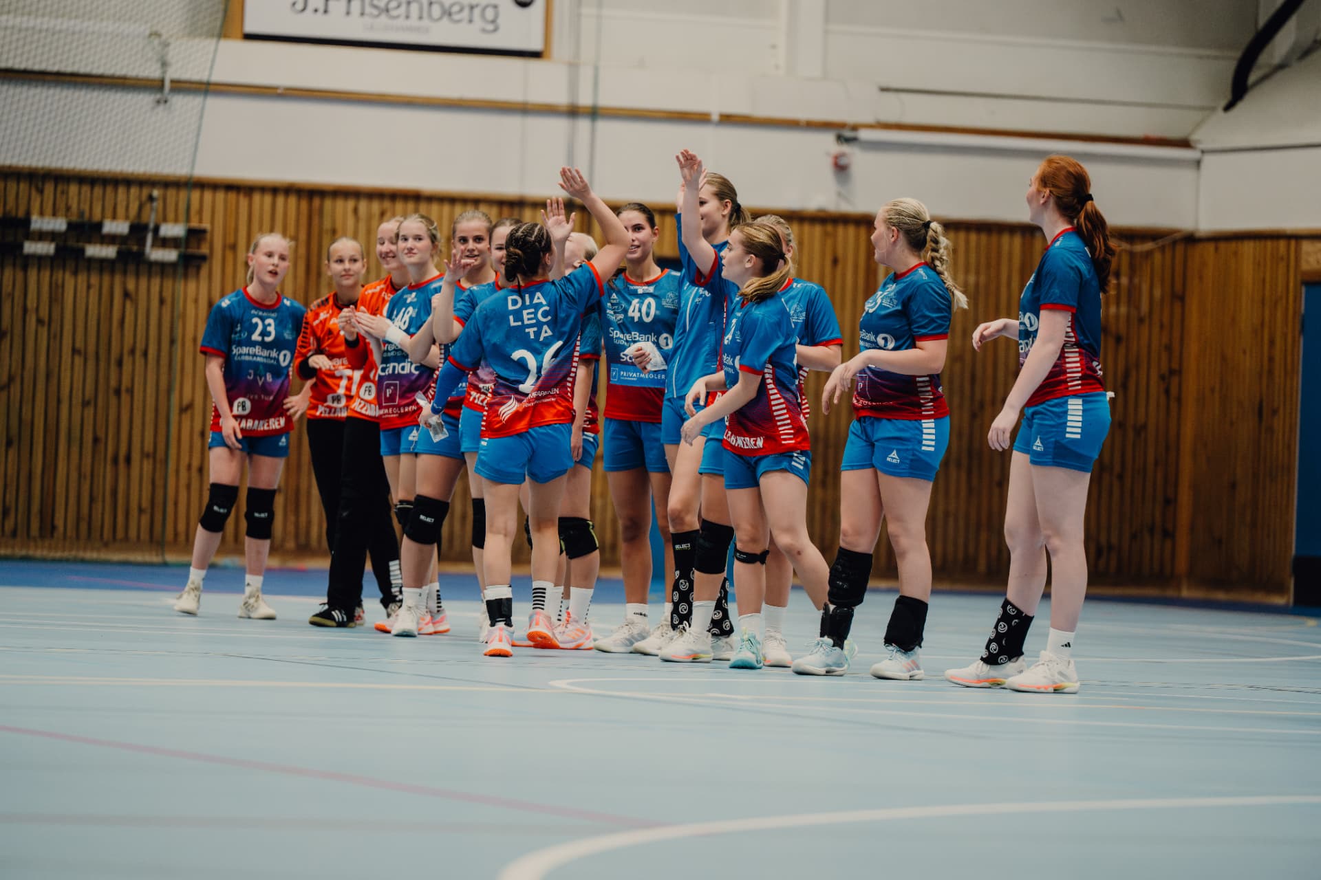 LFH09-spillere feirer sammen på banen