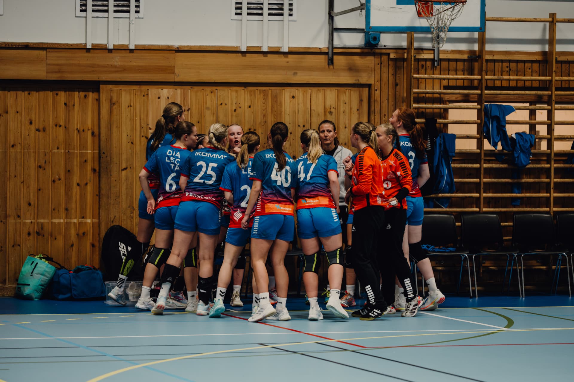 Damer senior i lagprat før kamp